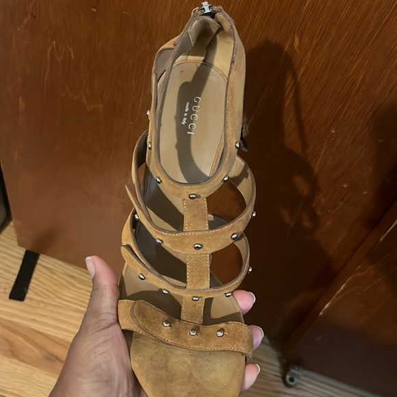 Authentic gently used Gucci suede heels 👠 🛍️🤎Reasonable offers accepted - Picture 6 of 10